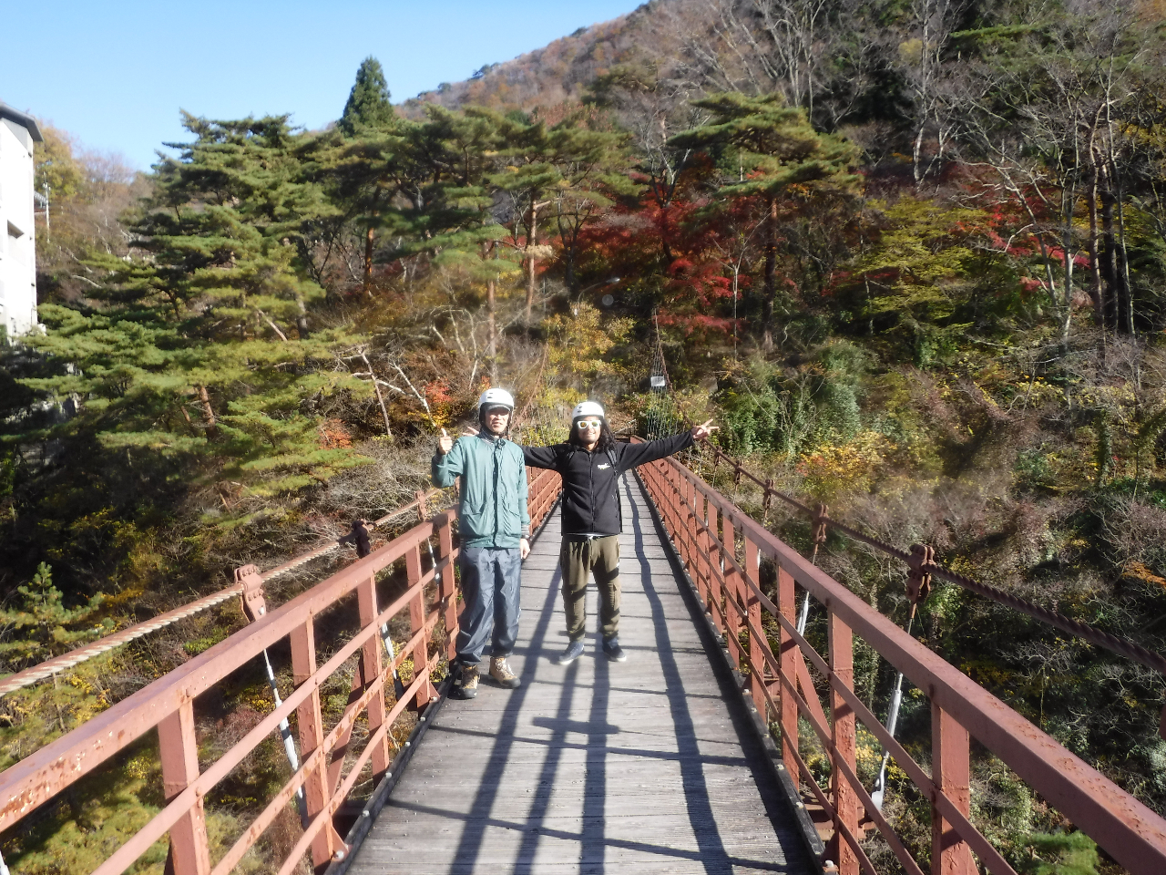 吊り橋でちょっとひと休み。