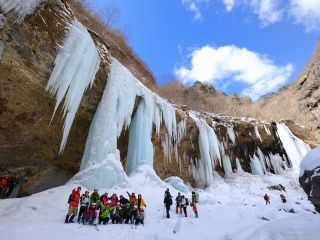 つばめ岩で記念撮影