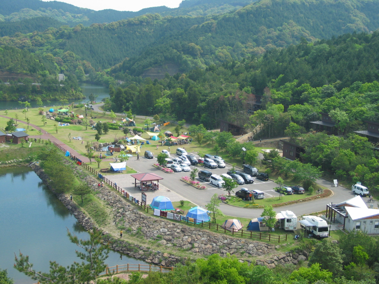 園内の広場。キャンプやBBQの方で賑わいます。BBQはお客様のお好きな場所に配達しますよ。