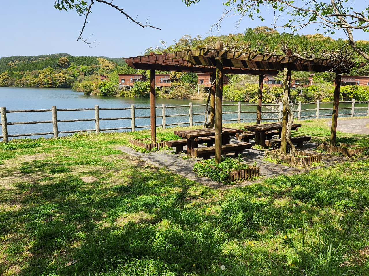 湖畔でBBQ♪ テーブル・ベンチもありますのでご利用ください。