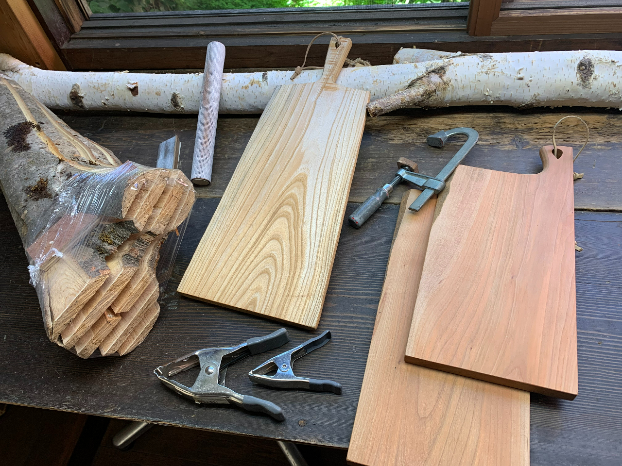 写真のブラウン色がカツラで、薄い方がヒノキです。※時期により、ご用意出来る材料が異なります。