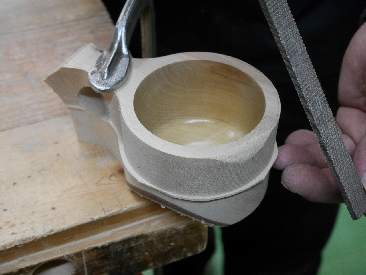 クランプで固定して、安全に作業できます