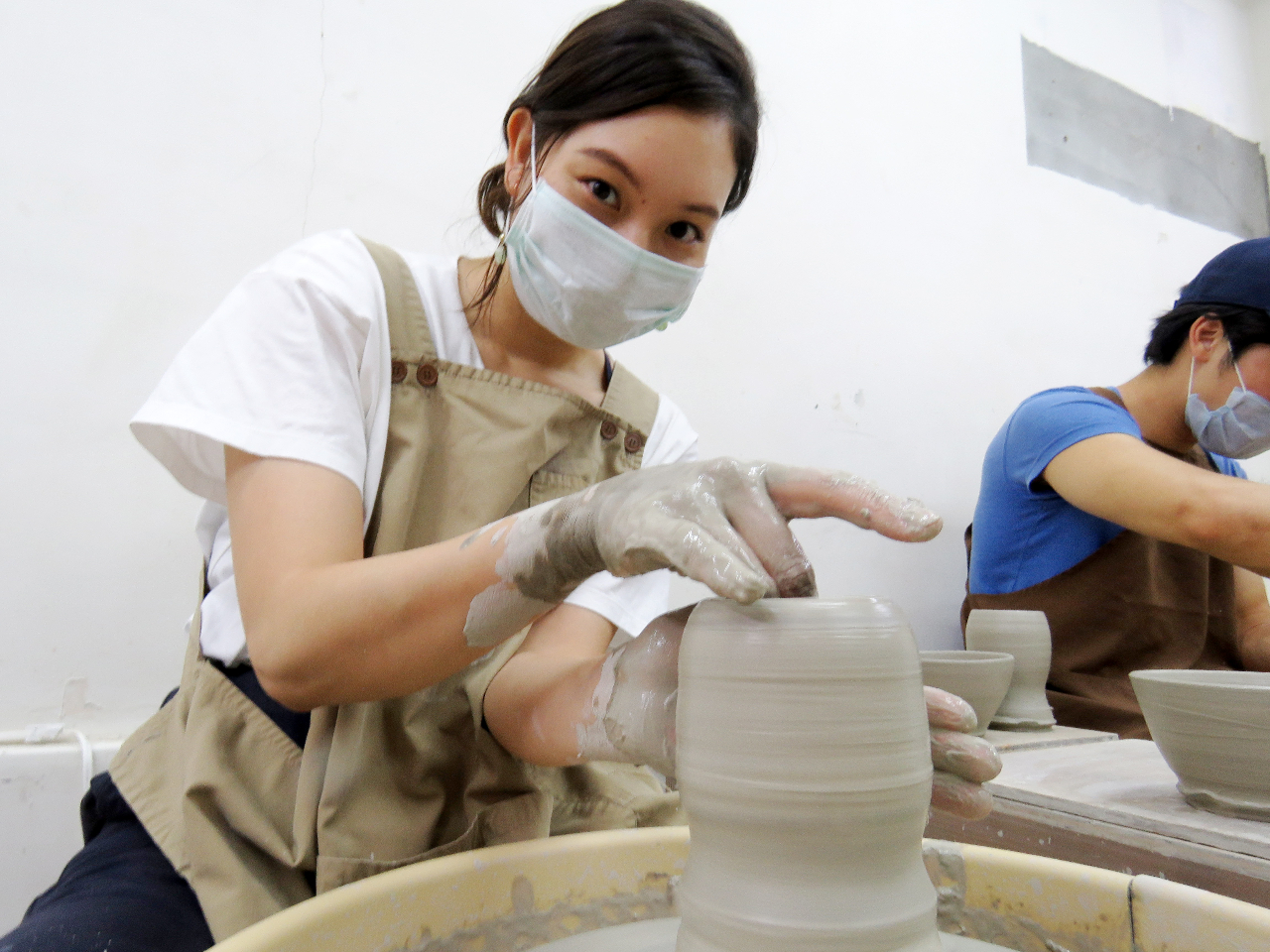 制作時間は約1時間。電動ロクロでは2〜3個。手びねりでは1〜2個作品が作れます。