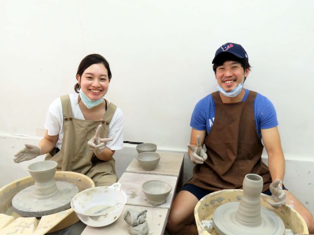 電動ロクロではお湯呑み、お茶碗、お皿、花器などが作れます。作りたいものを考えてきてくださいね!