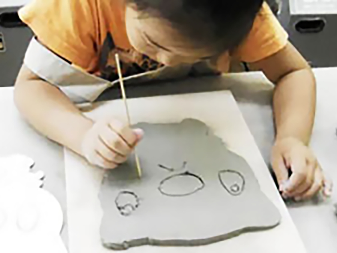 電動ロクロではお湯呑み、お茶碗などが作れます。手びねりでは板皿や、マグカップなどを作ることが出来ます。