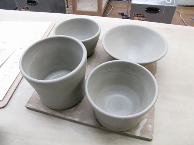 制作時間は約1時間。電動ロクロでは2〜3個。手びねりでは1〜2個作品が作れます。