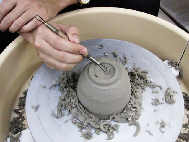 ご希望の方は作品の底を削る【削り】や色付けをする【絵付け】も体験して頂けます。(料金別途)