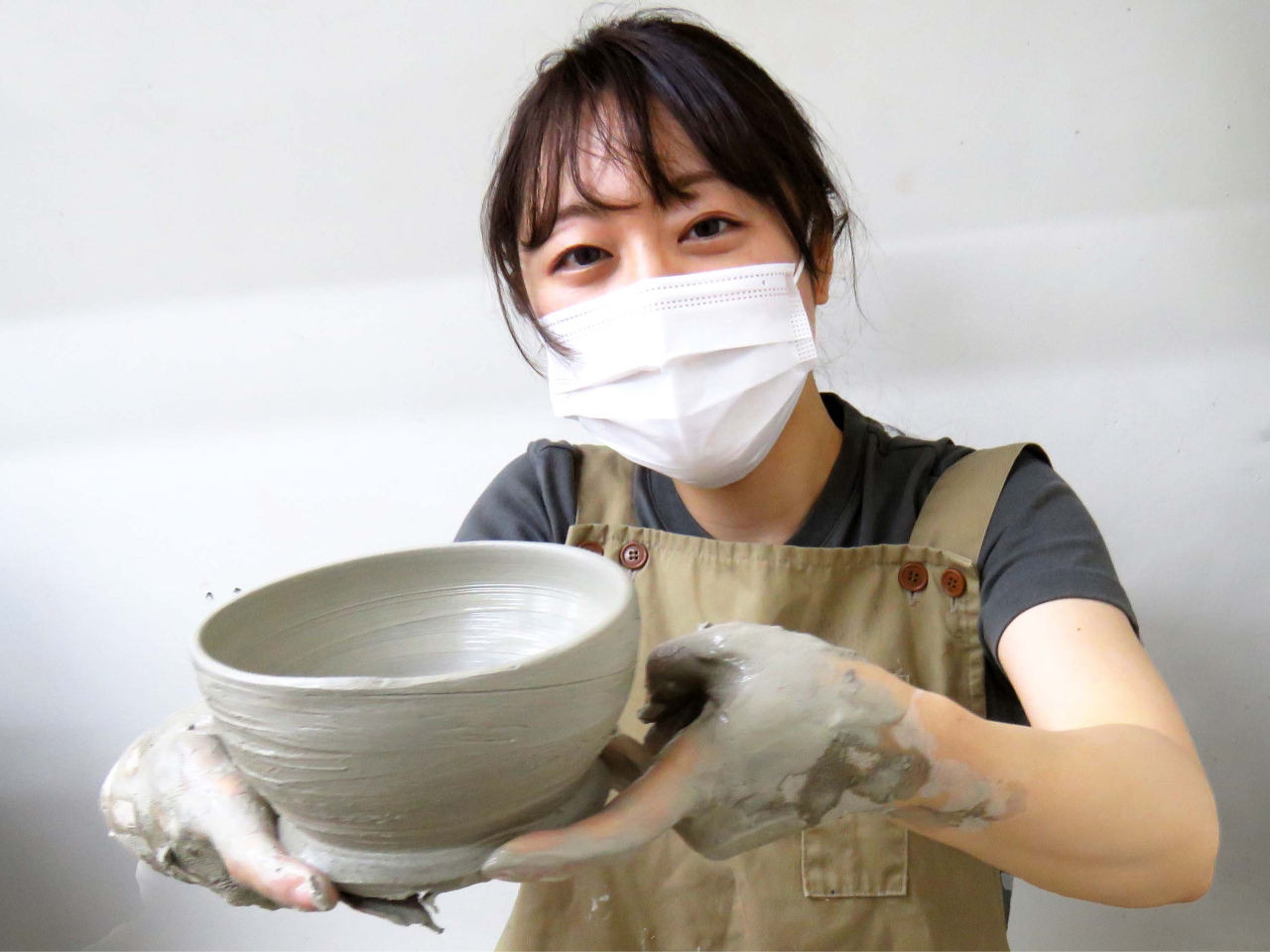 電動ロクロではお湯呑み、お茶碗などが作れます。手びねりでは板皿や、マグカップなどを作ることが出来ます。