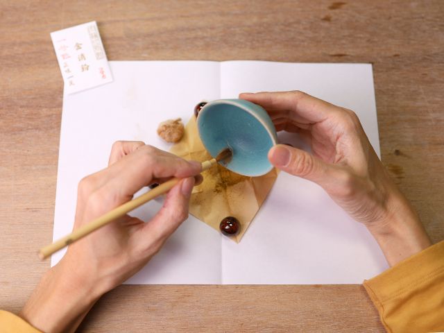 うるしを塗った上に粉を蒔きます。