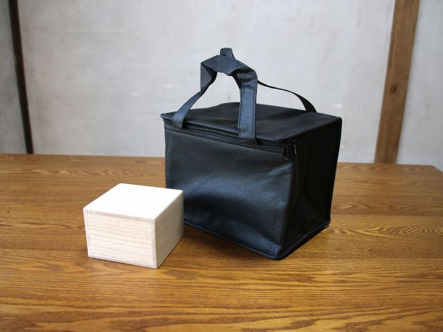 出来上がった作品は、木箱と保冷バックに入れてその日にお持ち帰りいただけます♪ご自宅で1週間ほどそのまま乾燥させてからご使用ください。
