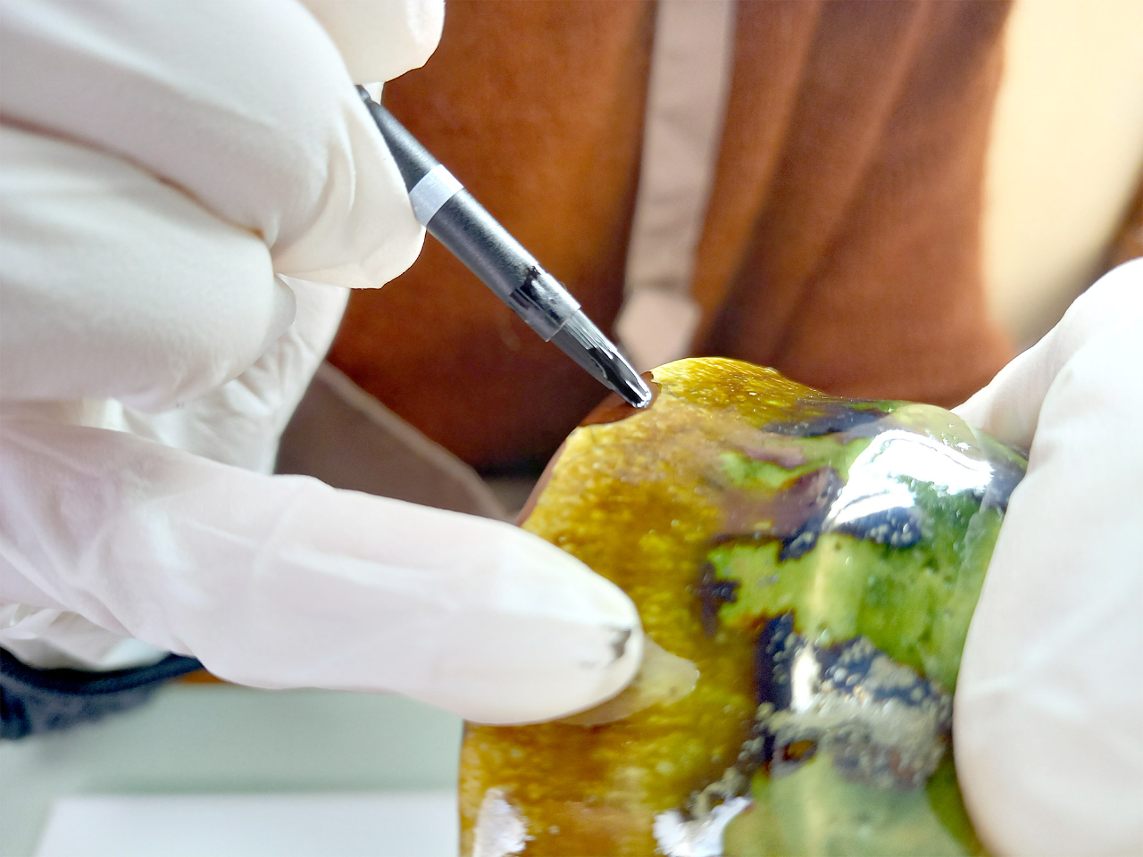 【体験2回目】1週間程度乾燥させてから、2回目の体験にお越しいただきます。前回埋めた部分の形を整え、筆を使用してうるしを塗ります。