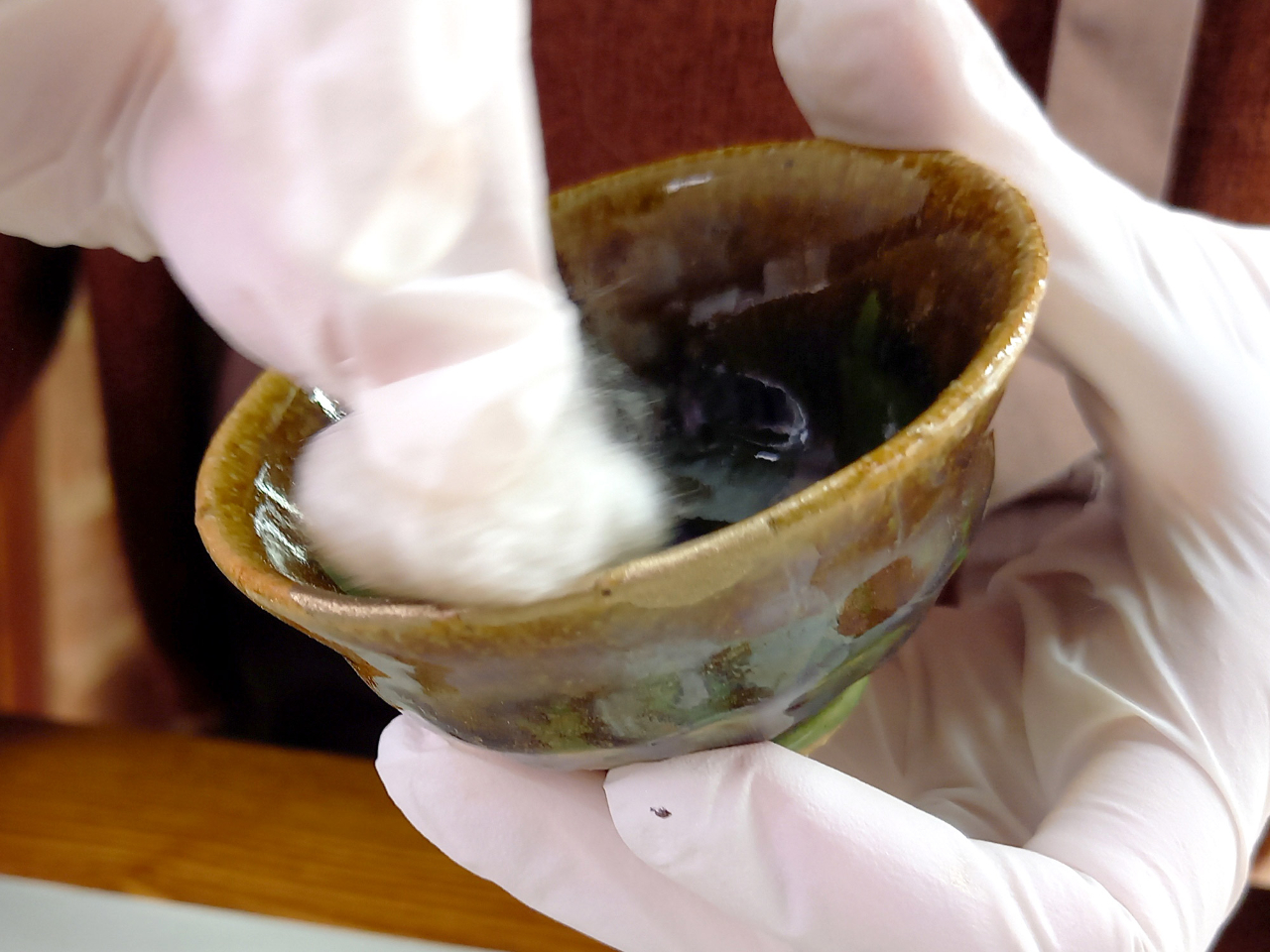 真綿で粉をおさえているところです。※3回目の体験から1週間後よりご使用いただけます。