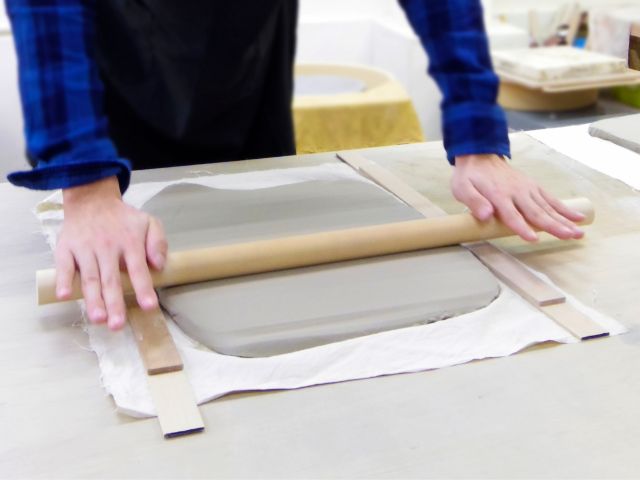 手びねりでは机の上で粘土を伸ばして、切って、くっつけて、作品を制作していきます。