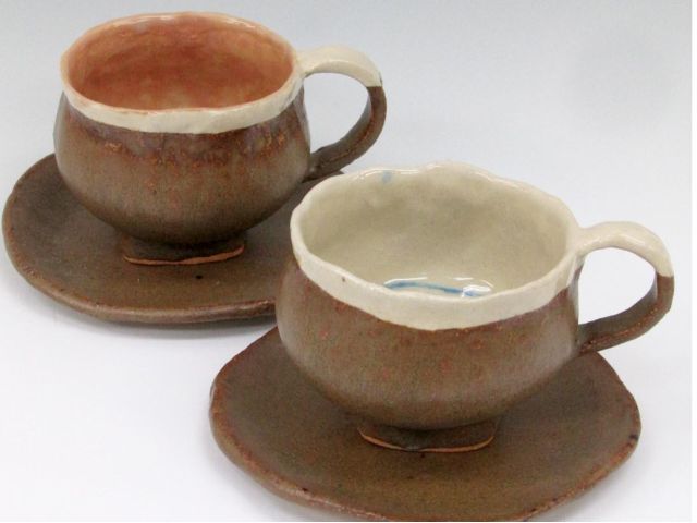 手びねりの作品。ソーサーとカップのセットです。