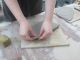 カットしたら、作品のふちを少し持ち上げていきます。