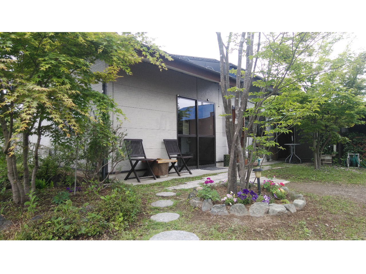 ؂Ɉ͂܂ĂސX̏ȃJtFyXܐʂɒԂł܂z