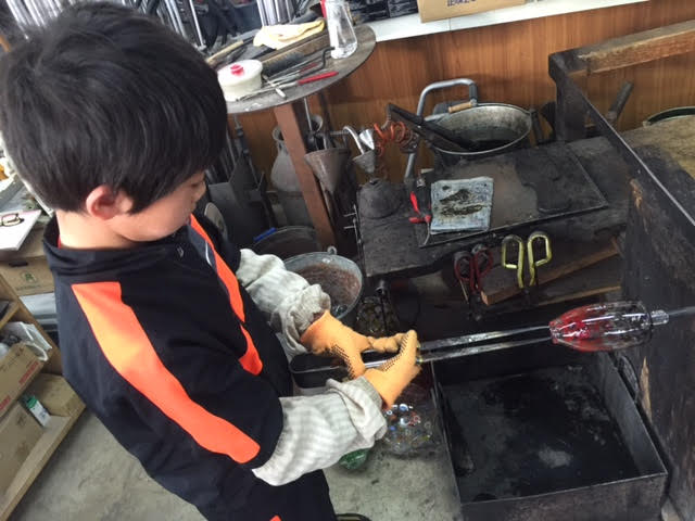 コップの口を広げていきます。