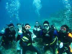 皆で綺麗な沖縄の海で記念撮影!