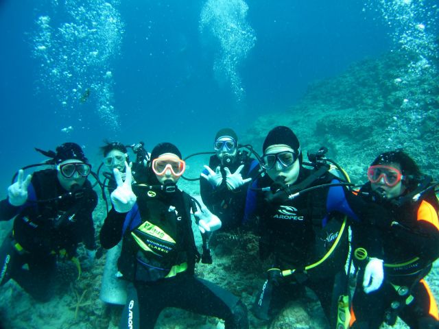 皆で綺麗な沖縄の海で記念撮影!