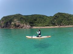 陸上で簡単なレクチャーを受けた後、先ずは座って漕ぎだしましょう!
入り江は穏やかで初心者の方も簡単です。