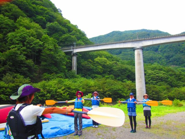 陸にて漕ぎ方の練習です!パドルの正しい持ち方からしっかりガイドが教えますよ