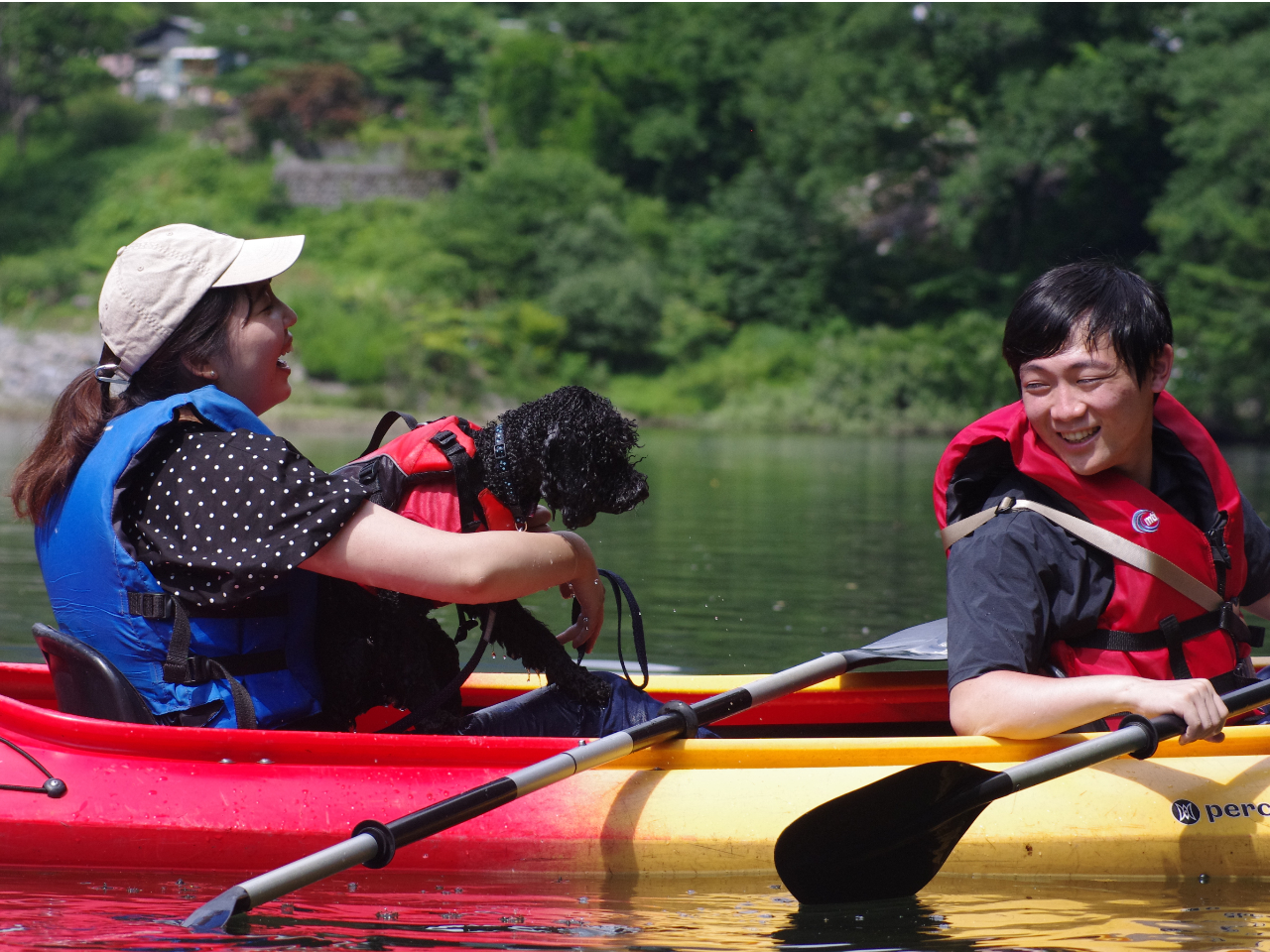 タンデムカヤックに大人2人と小型犬のわんちゃん一緒に