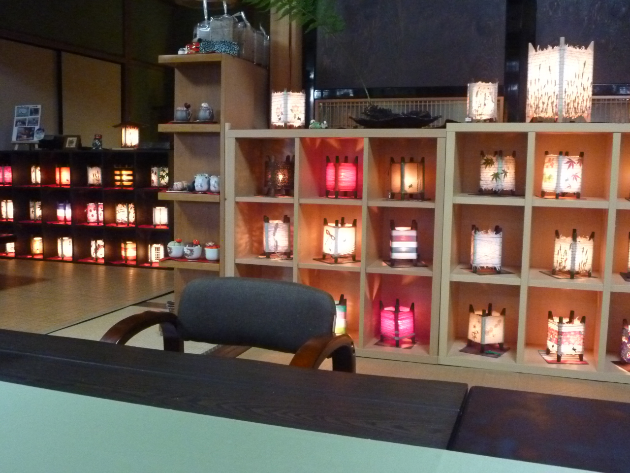 店内にはたくさんのランプを展示しています