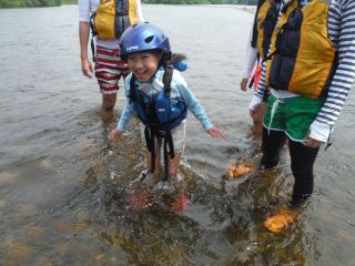 河原で休憩 石投げたり、水の冷たさを体験