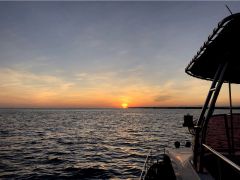 竹富島の横に沈んでいく夕陽