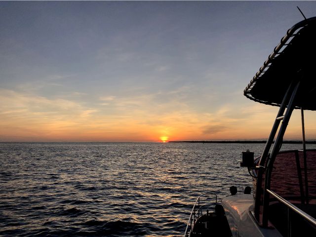 竹富島の横に沈んでいく夕陽