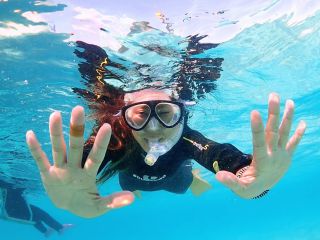 エメラルド色に輝く海で浮遊体験