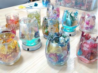 キャンドル体験1番人気のジェルキャンドル体験です。器に好きなお花を入れて透明なジェルを流し込むだけでキラキラの簡単キレイな作品が出来上がります。