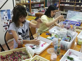 花材は下から順に詰めていきます。おススメはカラーサンドを入れて全体のイメージを作ります。