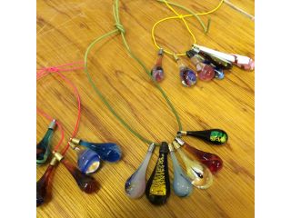 ティアドロップ型のとんぼ玉制作。シャフトを使わない作り方で作ります。