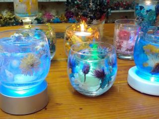 透明感抜群のキャンドルです。解り易く簡単に高級感がでます!好きなお花を沢山隙間にいれて、透明なジェルを流し込みます!最後に20分冷やして持って帰れます!