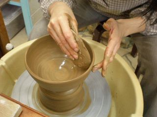 電動ろくろは講師と一緒に作るのでどなたでも簡単に綺麗に出来ます!さらに絵付け+色付けも一緒にできてお得ですよ!湯呑・茶碗がお勧めです!