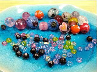 ガラスをバーナーで溶かして作るとんぼ玉のお勧めは大きな玉に絞って作ることです。解りやすいです。また小さな玉は沢山作れます。