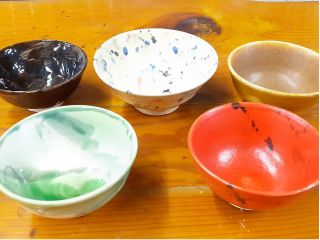 手びねり作品1例。模様と色もこんな感じにできます。上手く出来なかったら、先生がササット直しますのでご安心を!