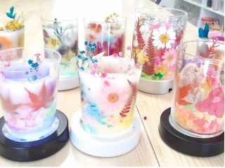 半透明の一番基本のキャンドルです。器を抜いたり(中央)ガラスの器に入れて作ったり(右左)できます。型が10種類以上あります。大きいものは+料金で作れます。