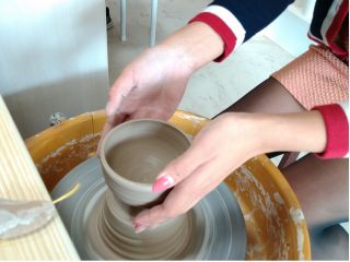 ろくろ体験。このプランはシッカリ練習して自分で作品が作れます。最後に講師と一緒に作っても、自分で作り上げても良いですよ。