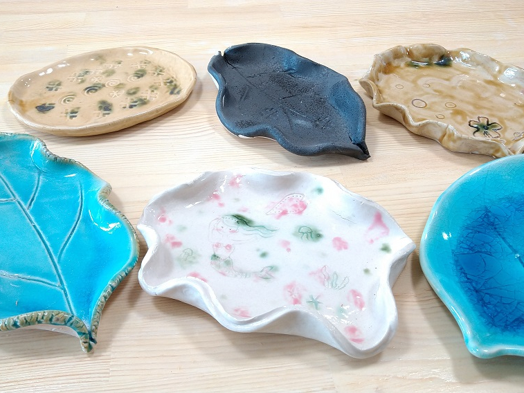 �̌��o���オ���i�B�����A���F���x�[�X�ɓh��A�΂�s���N�ŐF���t����܂��B