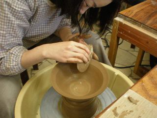 本格ろくろ体験。このプランは好きなだけ練習ができます。最後に講師と一緒に作っても、自分で作り上げても良いですよ。