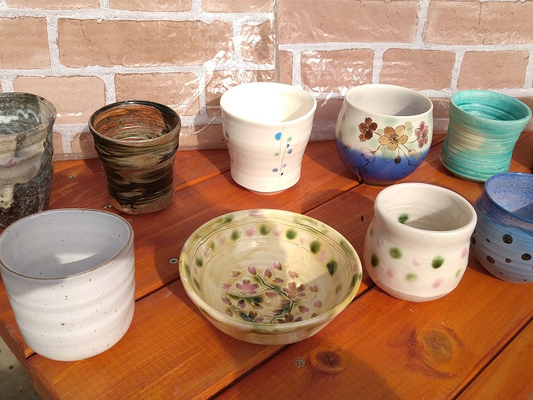 ����āA�͗l��`���āA���≩�F���x�[�X�ɗ΂�s���N�̐F���t����܂��B�����Ă���Ȋ����ɏĂ��オ��܂��B