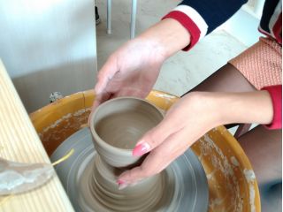 簡単40分電動ろくろコースは本番前に少し練習して、作品は講師と一緒に作るのでどなたでも簡単に綺麗にすぐ出来ます!!湯呑・茶碗がお勧めです!失敗なし!