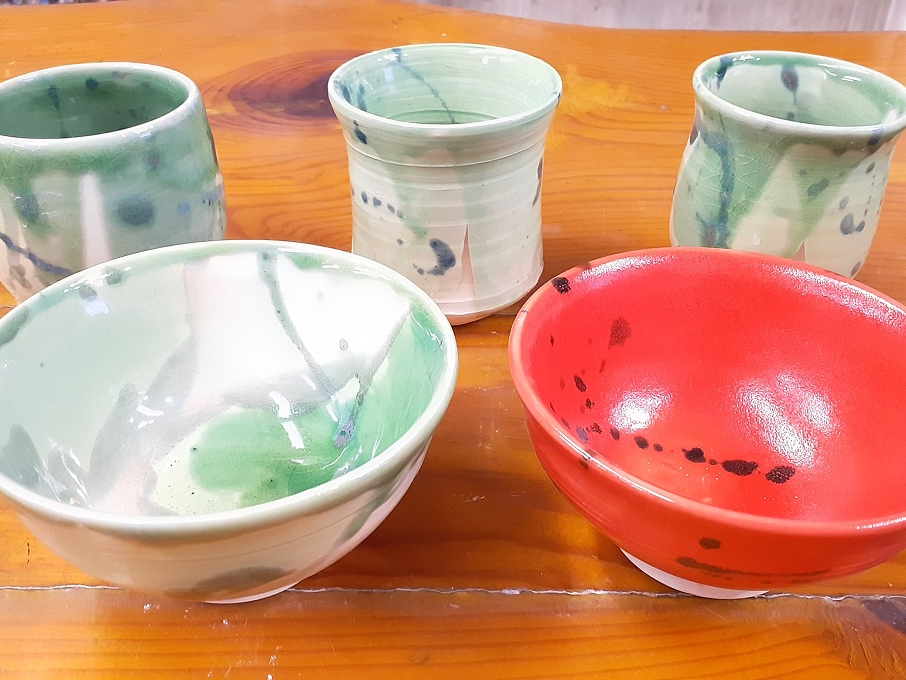 ������i��B�����ݒ����A�������ł��܂��B�F�͔��𒆐S�ɂ��C���ɂȂ�܂��B�{�����ŐF��͗l��������܂��B