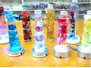 体験でもこんな感じに出来ますよ!このプランはお好きなボトルで1本制作できます。花材は約100種類!リボンやフタの色も30色以上の中から選べます。