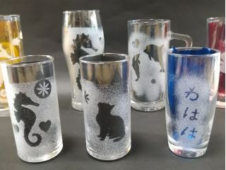 簡単サンドブラスト体験作品。シールを切り取ったり、貼ったりして機械で砂を吹き付けてコップ等を作ります。名前等の文字も書けます!
