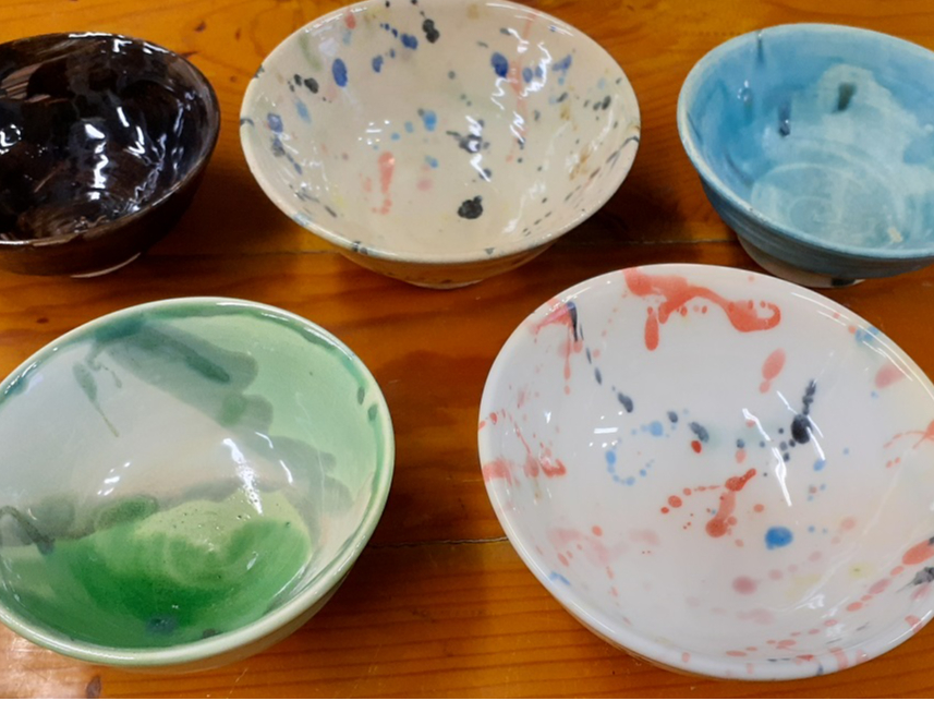 ������i��B����Ȋ����̔��E�F���x�[�X�Ƀs���N��΂ŐF�t���̍�i���ł��܂��B