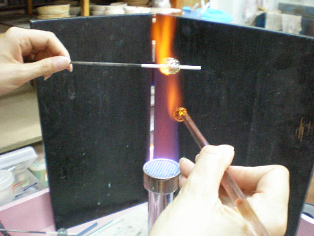 ����ȃo�[�i�[�ŃK���X��n�����Ė͗l��t���܂��B�}���c�[�}���ō��܂��̂ŉ΂��|���Ȃ��ł���B