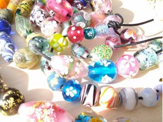 とんぼ玉完成作品1例。マーブル、点打ちを中心に失敗がないものを作ります。 ガラス工芸ではとんぼ玉が1番作りやすく面白いです。